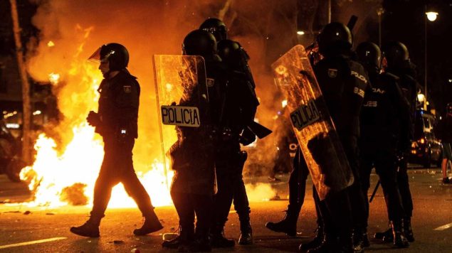 Miles de personas convocadas por los CDR, se manifiestan por el centro de Barcelona